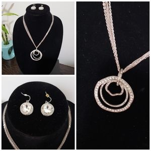 Chico's Circle Pendant Necklace Set